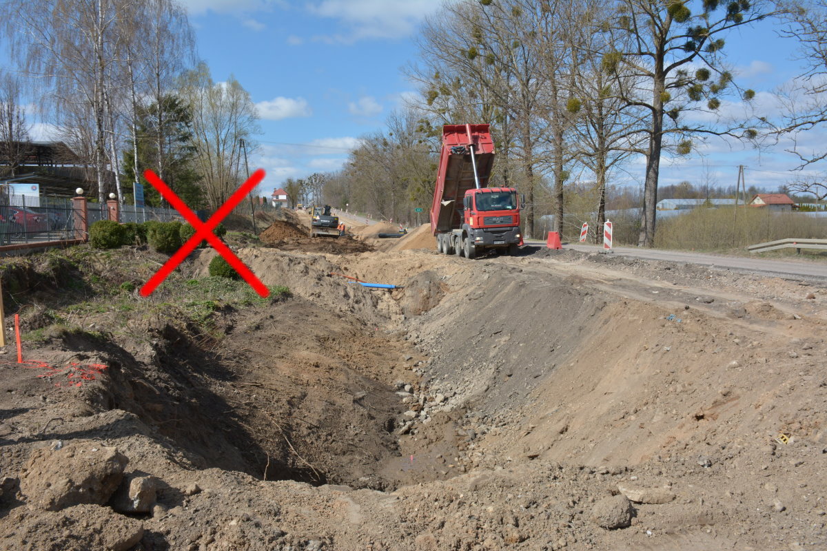 Widok na remont drogi. Po prawej ciężar&oacute;wka.
