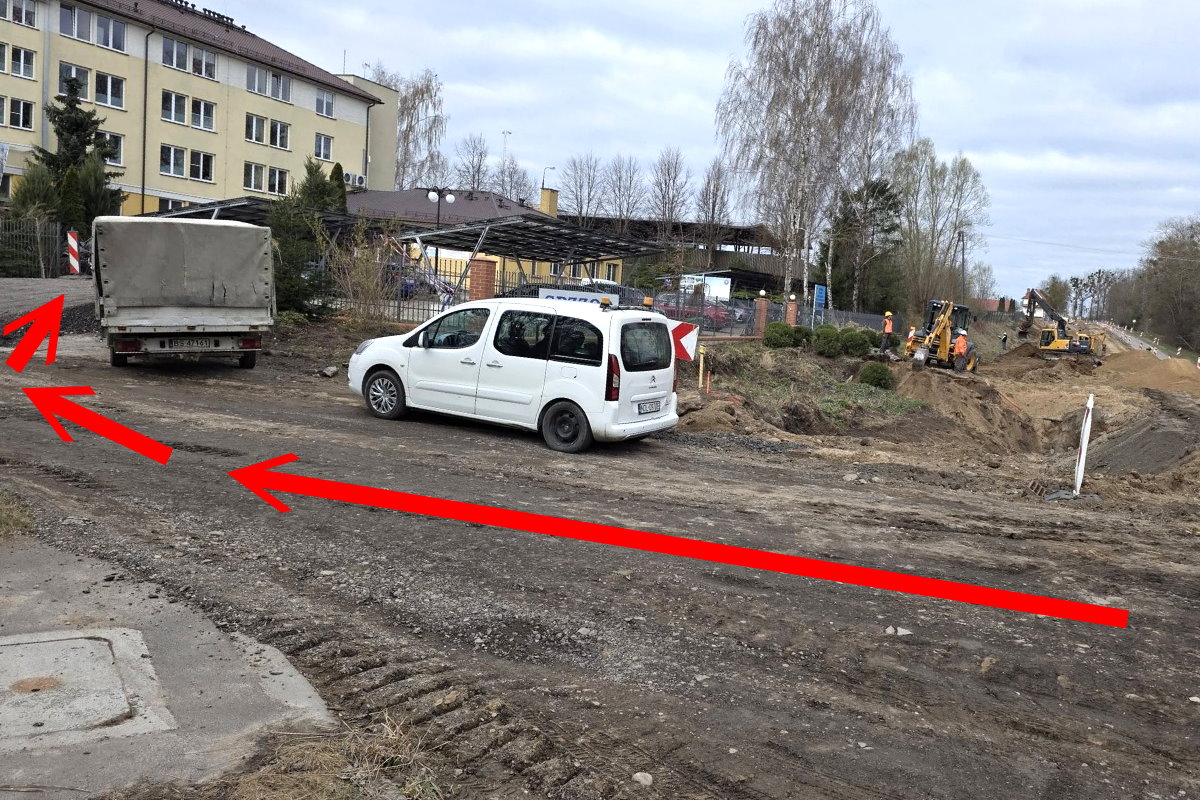 Widok na dom i drogę dojazdową.